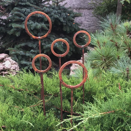 Set of 5 Rusty Metal garden stakes, Rusty garden finials, Metal garden decor, metal yard art, outdoor metal decor, Rusty metal ring decor