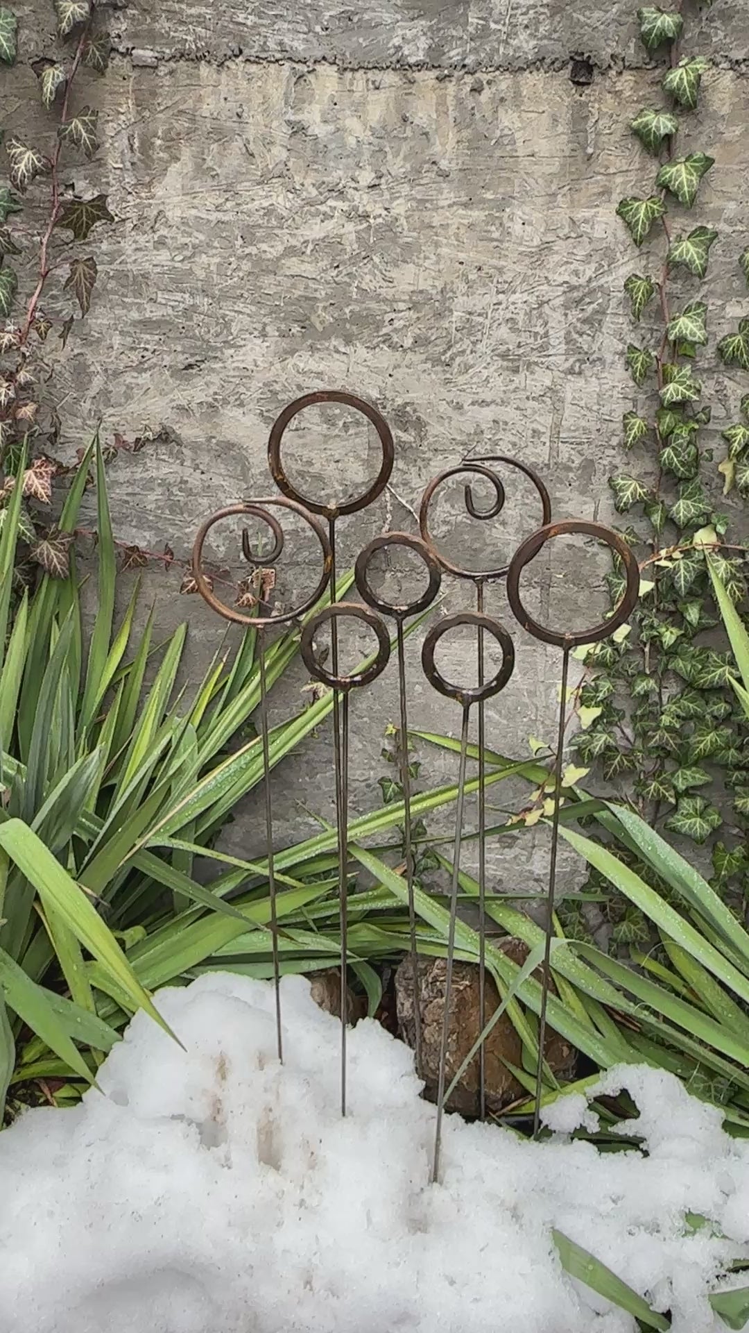 Set of 7 Rusty Metal garden stakes, Rusty garden finials, Metal garden decor, metal yard art, outdoor metal decor, Rusty metal ring decor