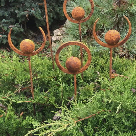 Set of 5 Rusty Metal garden stakes, Rusty garden finials, Metal garden decor, metal yard art, outdoor metal decor, Rusty metal ring decor