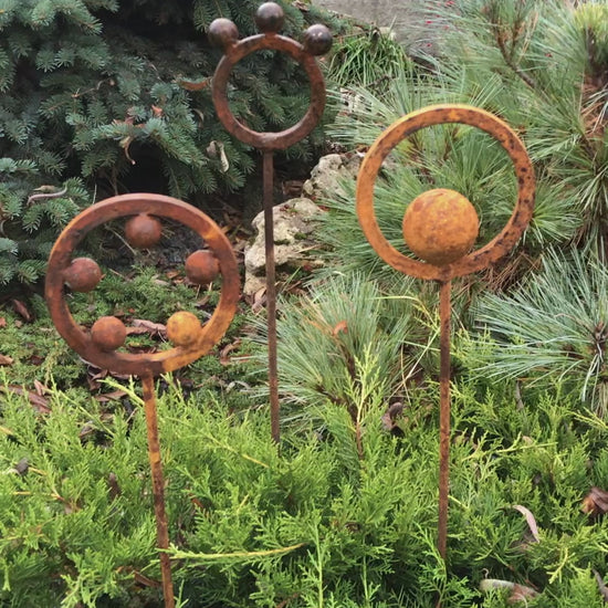 Set of 3 Rusty Metal garden stakes, Rusty garden finials, Metal garden decor, metal yard art, outdoor metal decor, Rusty metal ring decor