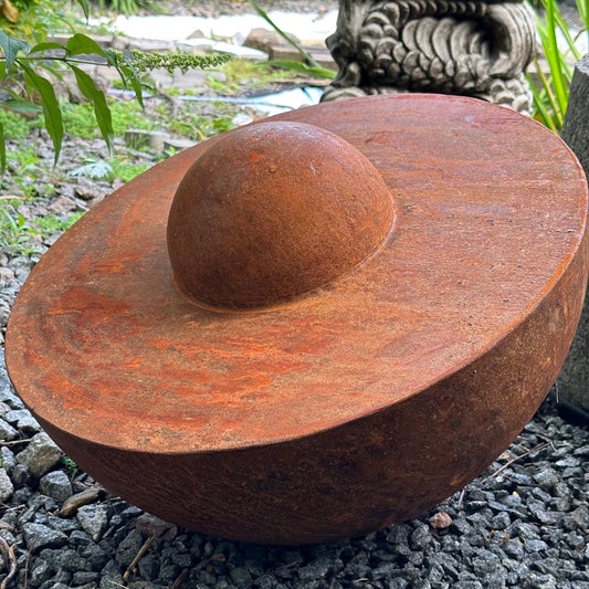 Einzigartiger Gartenakzent: Zeitgenössische rostige 20-Zoll-Halbkugel-Außenskulptur aus Metall – minimalistische Kunst