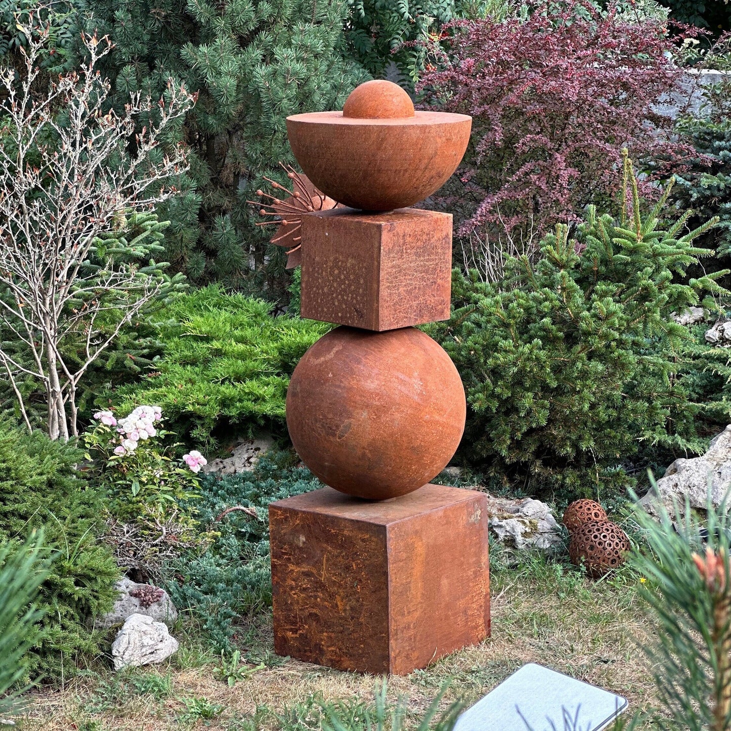 Simple Shapes Rusty Metal Modern Art - Minimalistic Totem Sculpture for Outdoor Decor